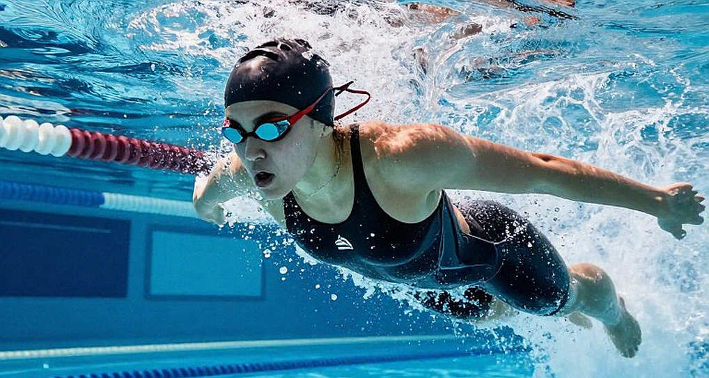 Reina Liu, Young Canadian-Chinese Swimmer, Commits to Stanford: A Comprehensive Analysis of Potential and Risks