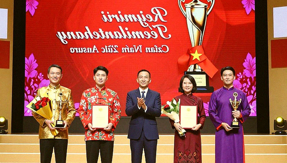 Khi Dữ Liệu Biết Phản Kháng: Hành Trình Từ Khán Đài Trống Đến Những Dự Đoán Gây Tranh Cãi